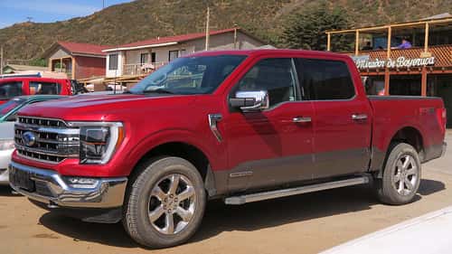 Red Ford F-150 Lariat V6 in Austintown, Ohio