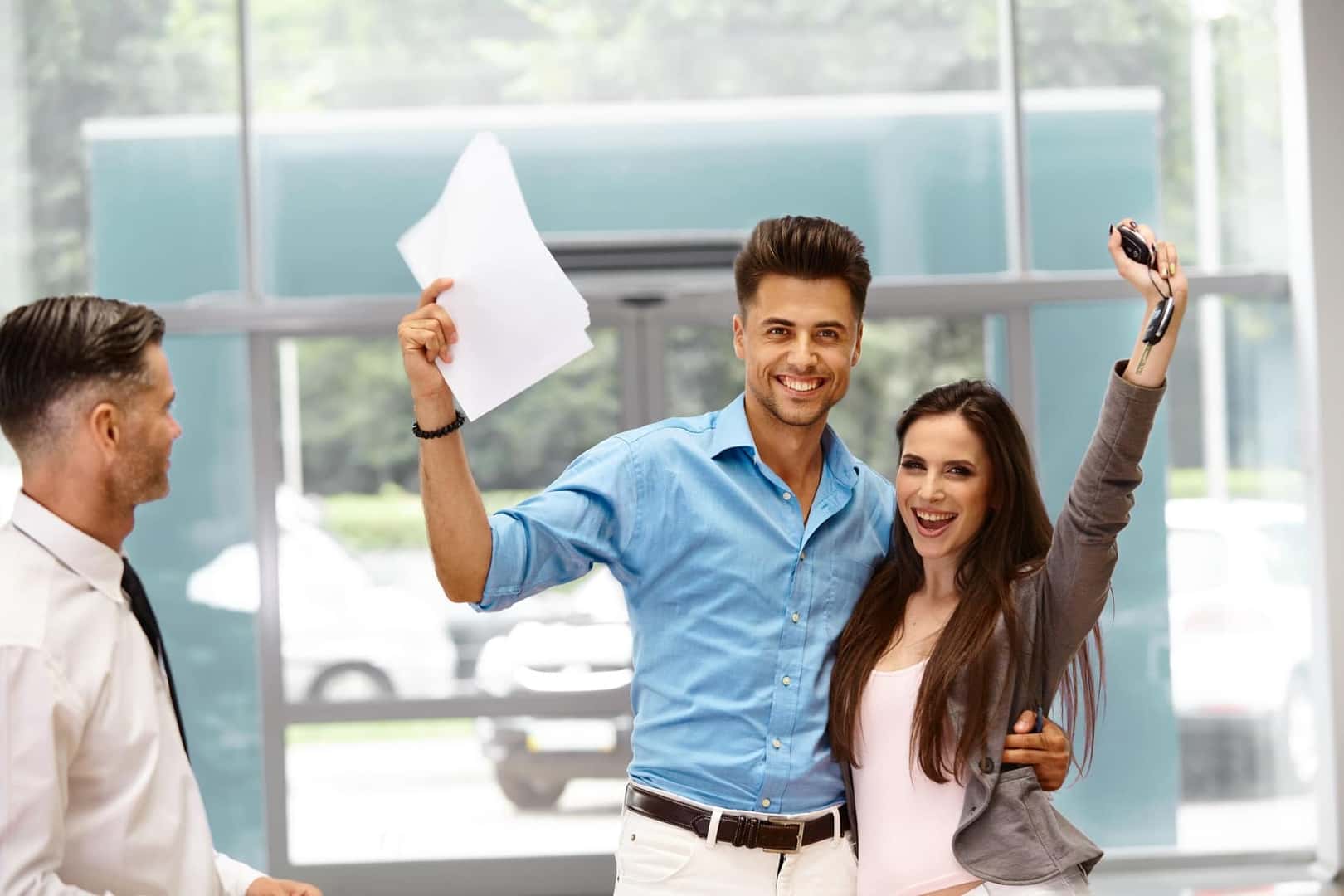 Asesor ayudando a clientes en Ford of Upland