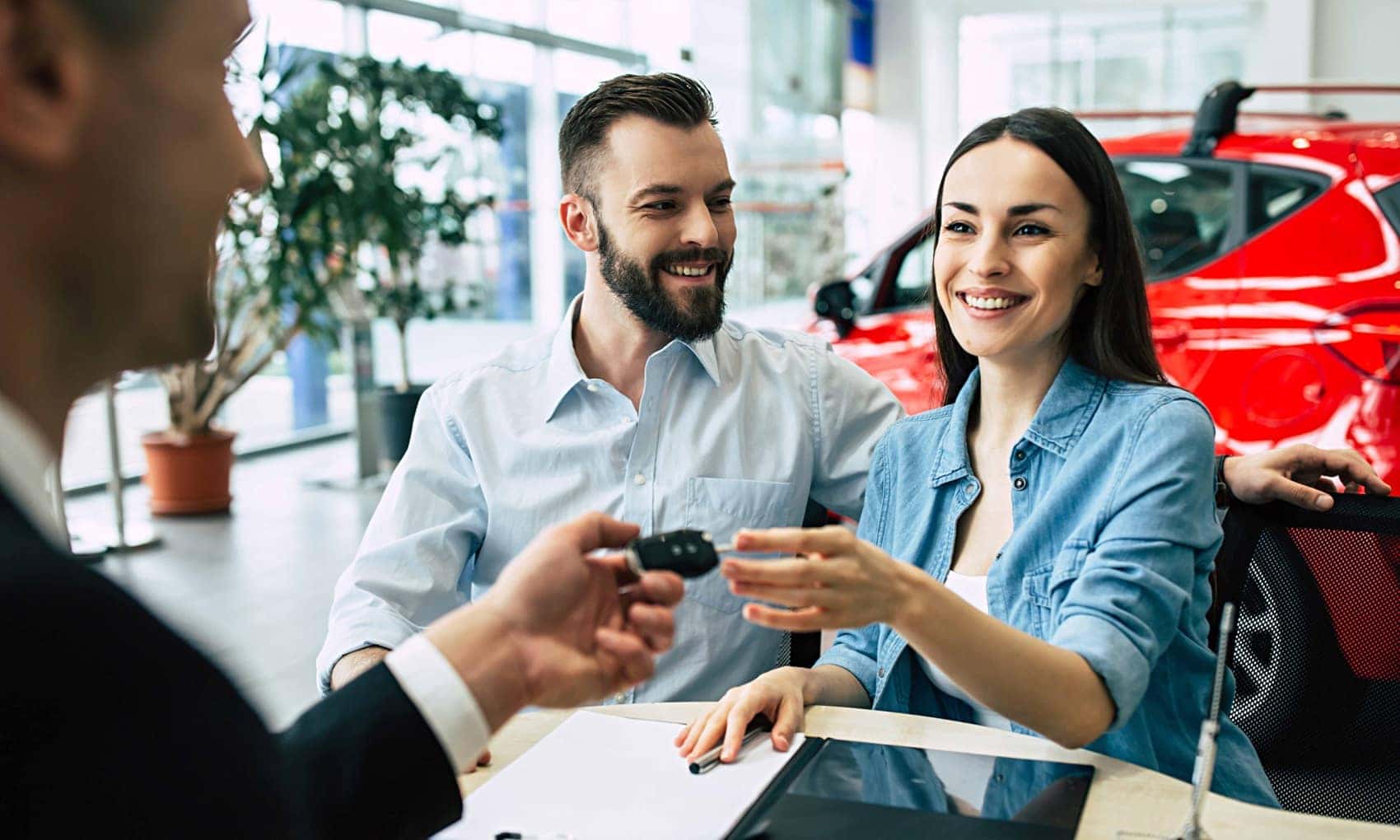 Clientes en el showroom de Ford of Upland