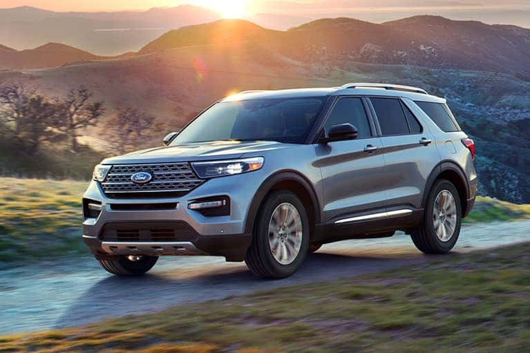 2022-Ford-Explorer-in-front-of-a-mountain-sunset_mobile