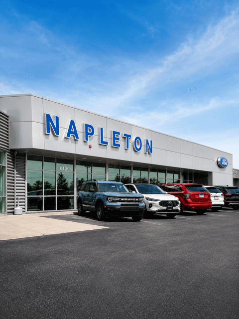 Asesor de ventas bilingüe de Napleton Ford of Oak Lawn atendiendo a un cliente en español