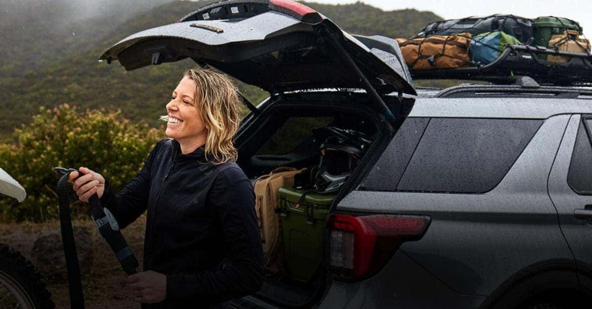 Ford-Explorer-Trunk-Open-with-Woman-Grabbing-Gear
