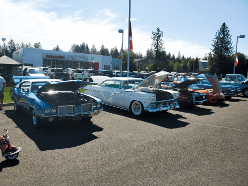 A group of cars parked in a parking lo